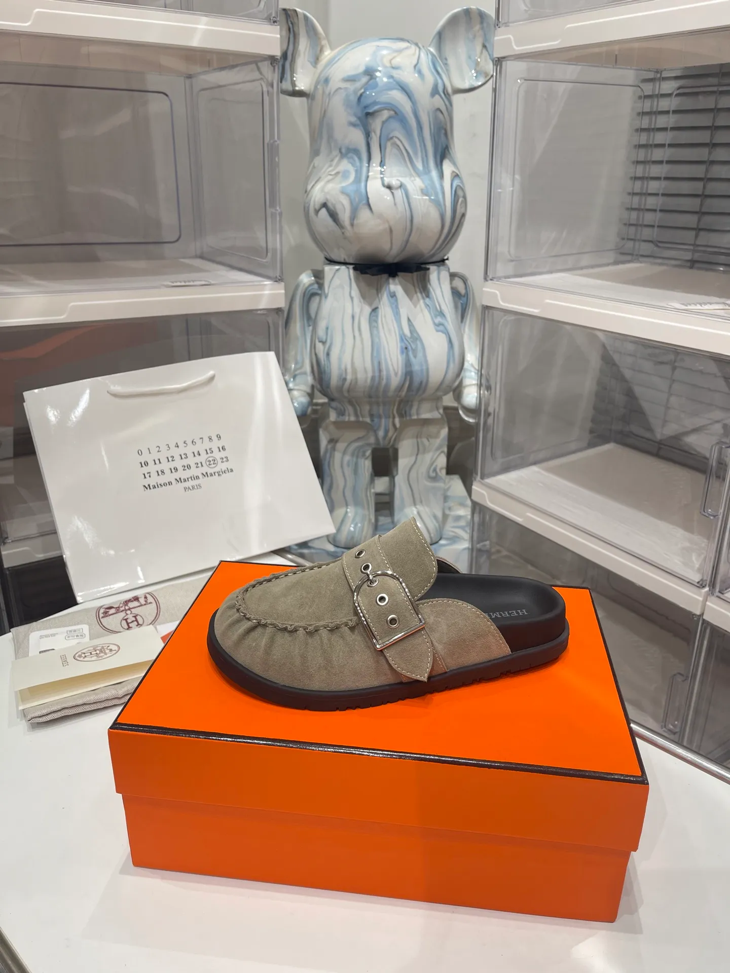 [H Family Hermès] P: 540💰 Size: Male 39-44 (45 46 customized) Female 35-40 (41 42 customized) HERMES Hermès latest kelly buckle couple style Birkenstock slippers, classic family language design! It looks good no matter how you match it! Casual and high-end feeling, the comfort is also great, paired with a variety of colorful socks, it gives a trendy and high-end feel ●Upper: imported cow suede ●Inner: imported sheepskin ●Foot pads: imported mixed sheepskin ●Outsole: Tpu non-slip and wear-resistant outsole